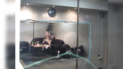 Потрахался на диване и кончив жене в рот попросил массаж