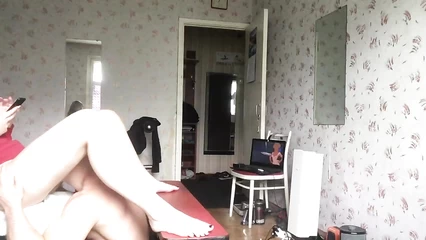 Ублажаю языком, пока она сидит в телефоне