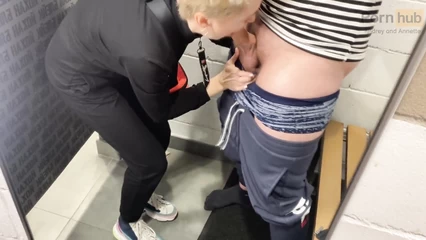 Морячок вафлит блонду на шопинге