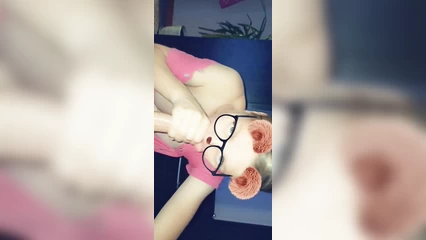 Брызнул Кате в руку спермой