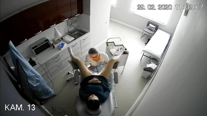 Молодая женщина у гинеколога - скрытая камера