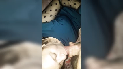 Готовит член к сексу губами