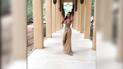 Сисястая модель в длинном платье