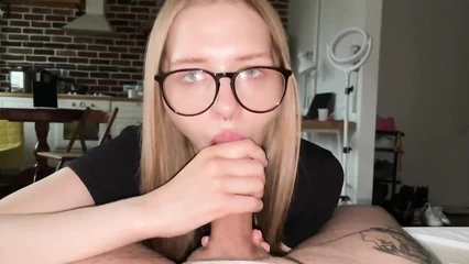 Сосёт мужской конец как леденец