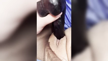 Рвёт колготки, чтобы вставить игрушку