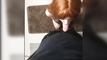Дал рыжей в рот и кончил между сисек