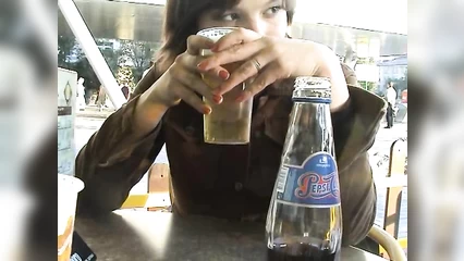 Пьяная подруга не палит, что друг подсматривает под юбку