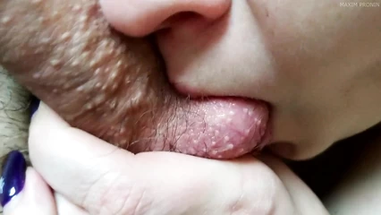 Лижет яйца и целует залупу