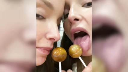 Близняшки лижут чупики