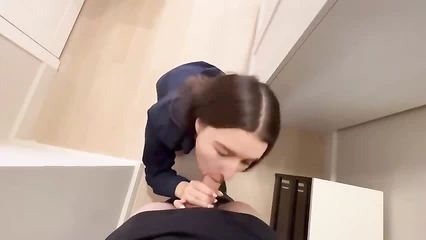 Не растерялась и принялась отсасывать курьеру