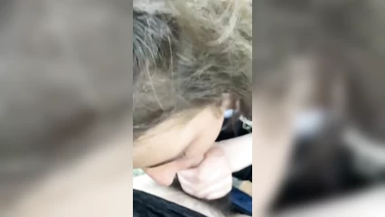 Такси вызвала и отсасывает хуй