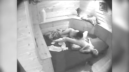 Любовники трахаются на скрытую камеру в сауне