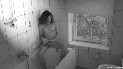 Голая Вера моется в душе с открытыми окнами