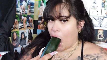 Жрёт толстый огурец со сметаной