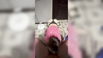 Стала на колени, чтобы взять за щеку