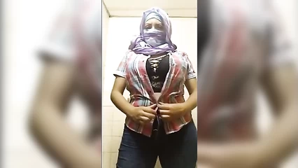 Спрятала лицо и засветила сиськи