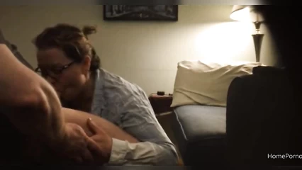 Зрелая шлюха в очках на минете