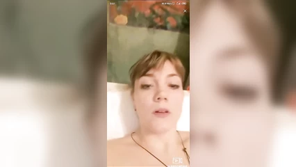 Шлюха показала грудь