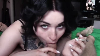 Блядина курит и отсасывает