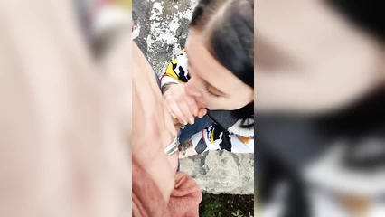 Сосёт на природе