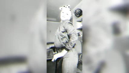 Балуется на камеру