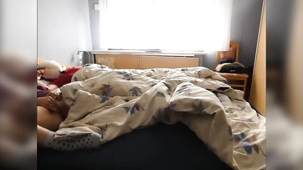 Проснулась и немного подрочила