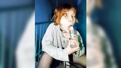 Жопастая рыжуля шалит в подъезде 2