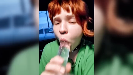 Соснула дилдо и подразнила задницей