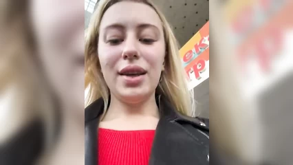 Курит, танцует и колготки надевает