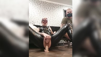 Шлюшка стримит в новом латексном костюме