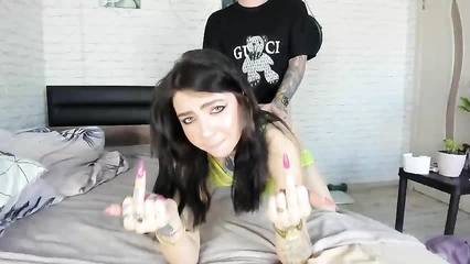 Красивую шлюху пердолят в рот и в дырочку