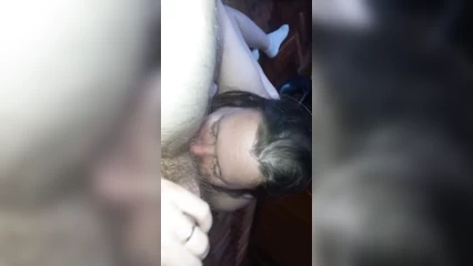 Жена куколда лижет жопу