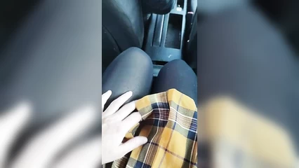 Машу трогает таксист