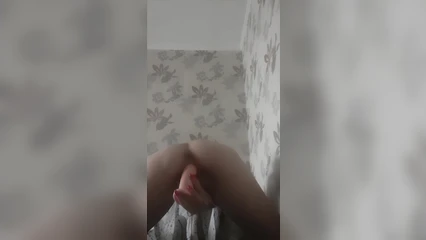 Тискаю киску сзади