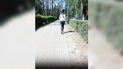 Схватил бегунью за попку