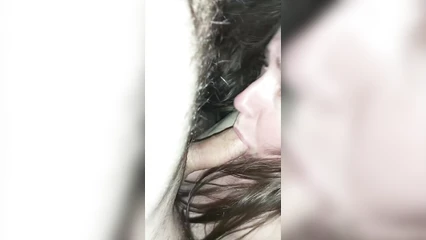 Красотка член продолжает сосать