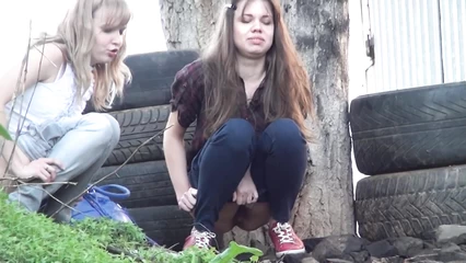 Подглядывает за писающими тёлками под деревом