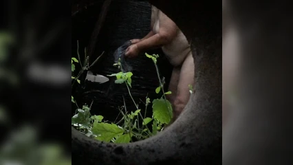 Подглядел за бабулей в летнем душе