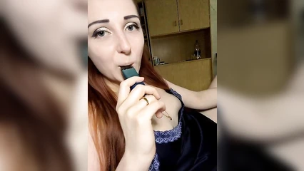 Пися мокренькая и её удобно трахать