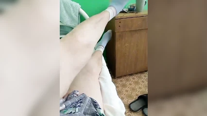 Бабушка показывает ножки