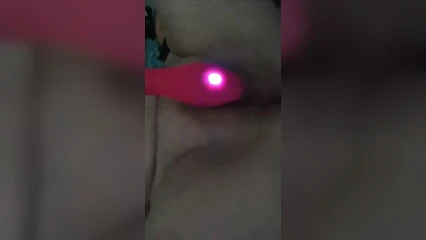 Включенным вибратором по киске