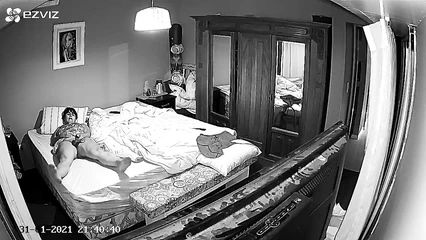 Старушка в спальне мастурбирует и кончает