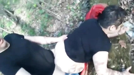 Зрелая пара в лесу