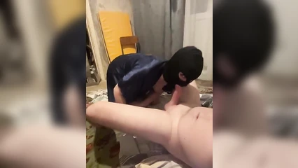 В маске и чулках отсосала мужу