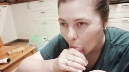 Жена друга Наташа поглощает мой член