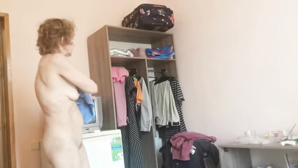 Голая женщина вышла из душа