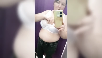 Сисястая зрелка в примерочной