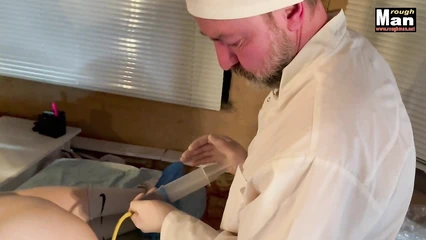 Пришла на клизму, чтобы вылечить запор