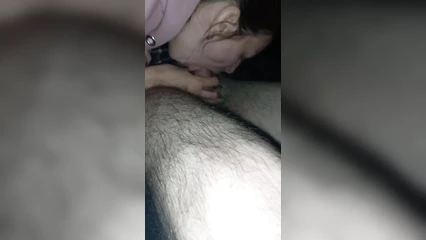 Подруга минетит в машине