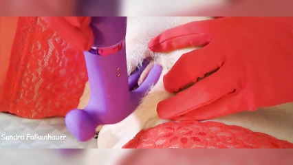 Ласкает свою нежную писюлю